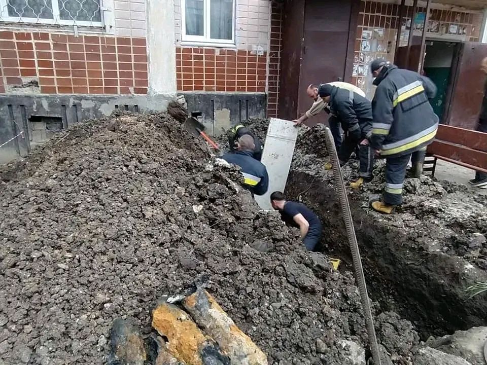 В городе на Харьковщине спасали коммунальщика, которого засыпало землей (фото)