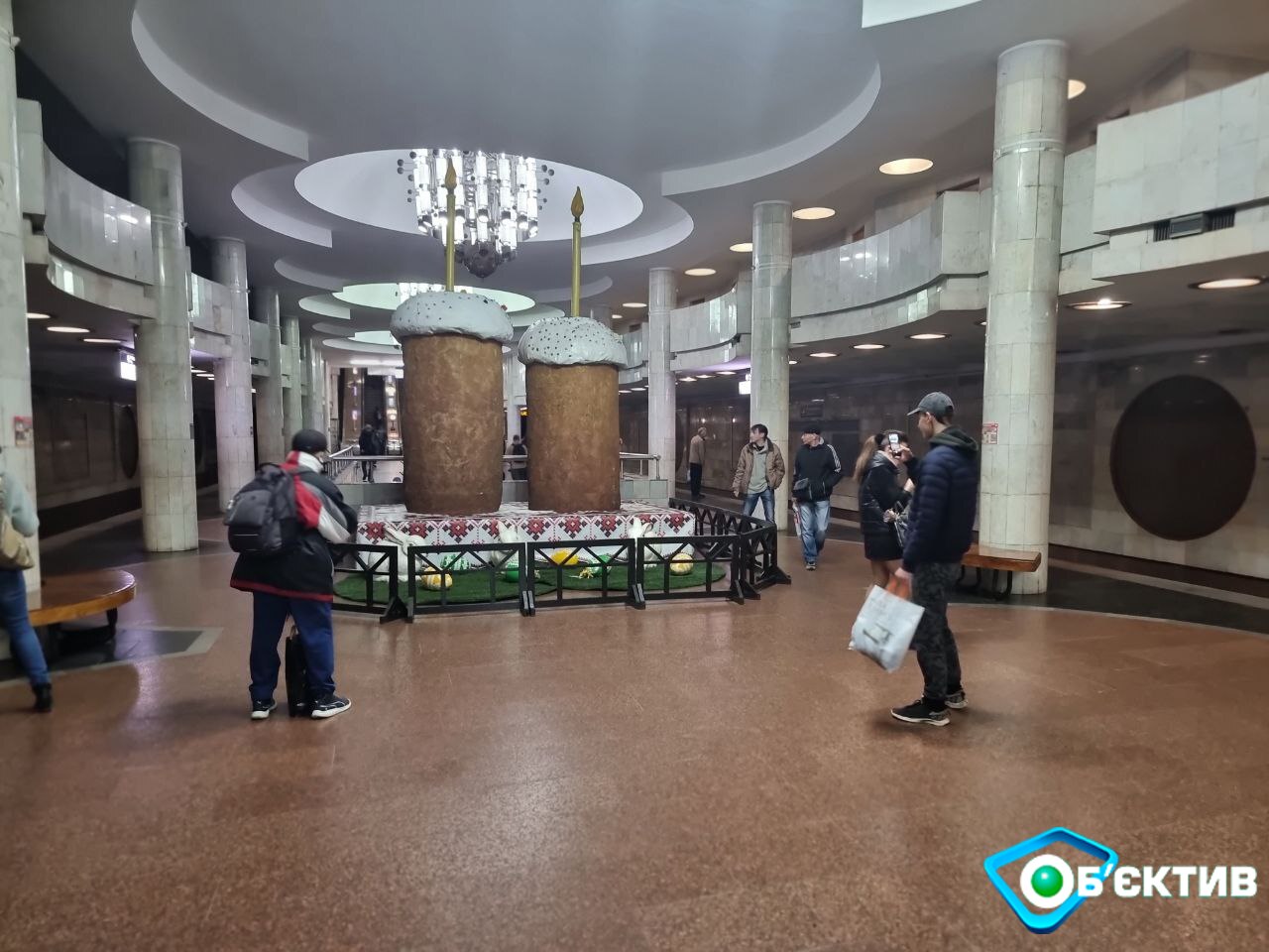 Куличи в метро Харькова перед Пасхой 2