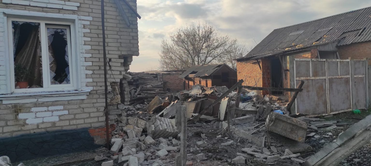 Росіяни вгатили по житлових будинках на Харківщині: поліція показала наслідки