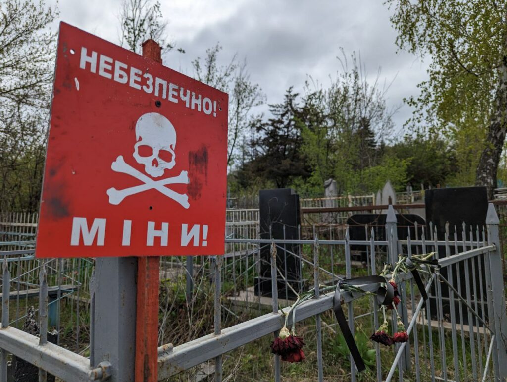 Три кладбища в Харькове по-прежнему запрещено посещать из-за минной опасности