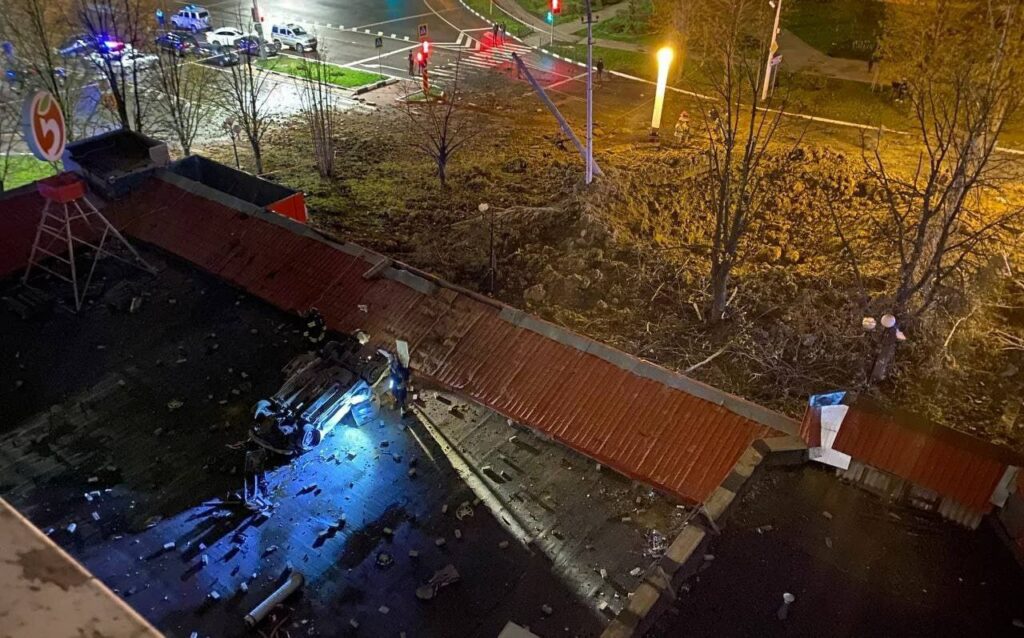 В Белгороде — огромная воронка посреди улицы, машина залетела на крышу (видео)
