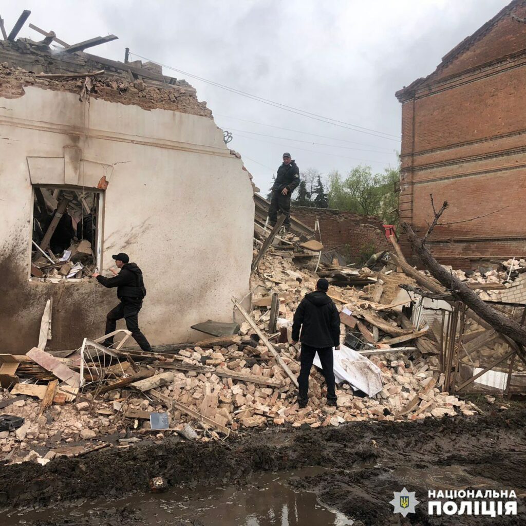 Поліція опублікувала відео, як діставали з-під завалів жінку в Куп’янську