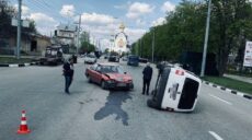 На проспекте Науки в Харькове водитель устроил ДТП и перевернулся (фото)