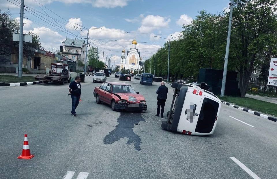 На проспекті Науки в Харкові водій влаштував ДТП і перекинувся (фото)