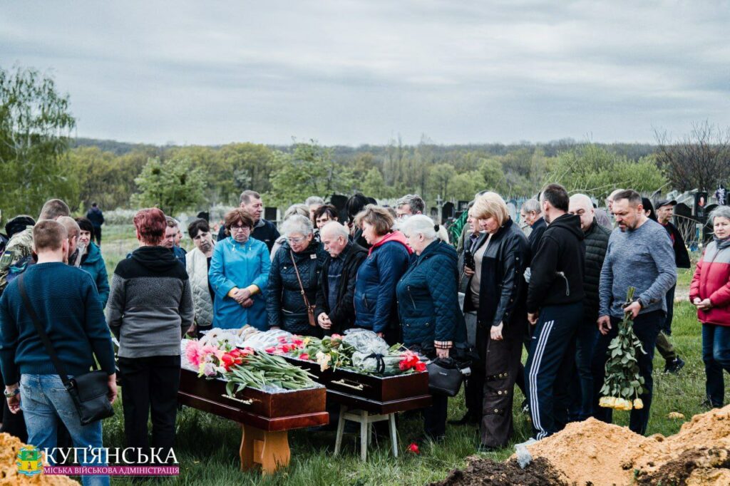 В Купянске похоронили директора и сотрудницу музея, убитых ракетой РФ (фото)