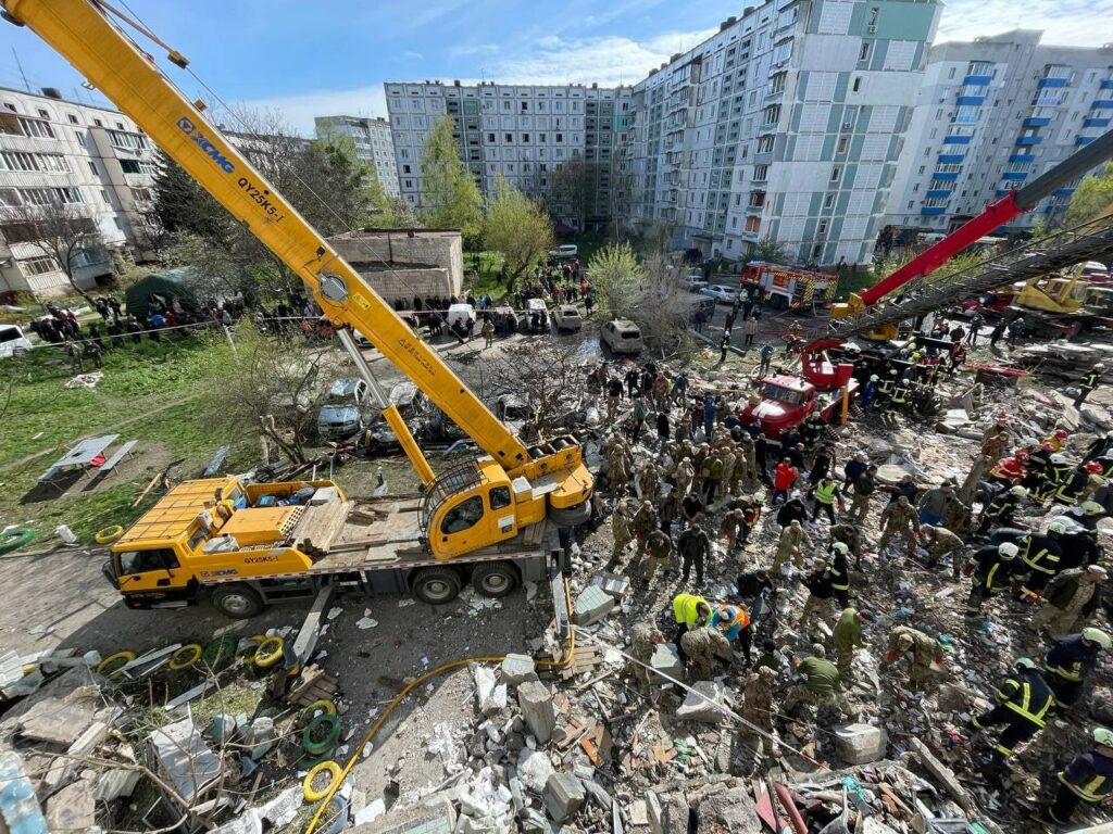 Трагедия в Умани: подъезд, где жило 109 человек, разрушила Х-101, 10 погибших