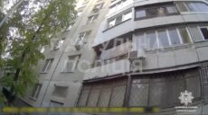 В Харькове чуть не выпал из окна ребенок: отец выпил настойку и уснул (видео)