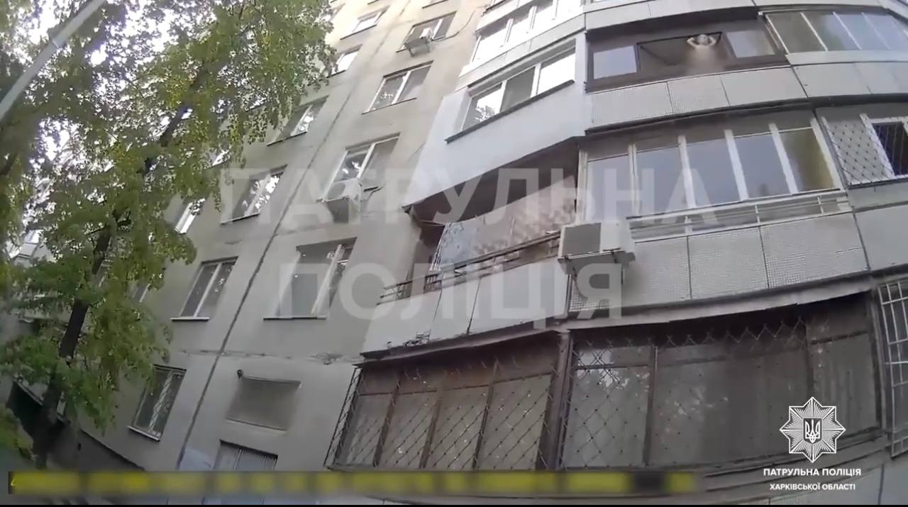 В Харькове чуть не выпал из окна ребенок: отец выпил настойку и уснул (видео)
