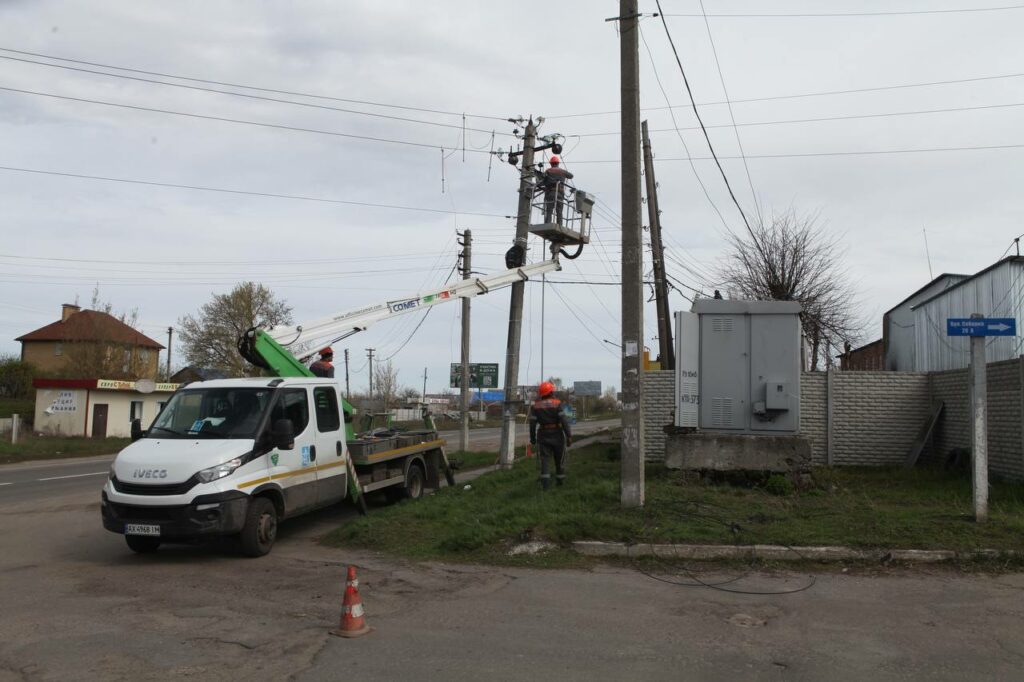 В освобожденном селе под Харьковом почти возобновили электроснабжение