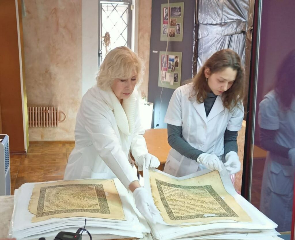 На Харьковщине реставрируют старинное Евангелие, которое спасли в оккупации