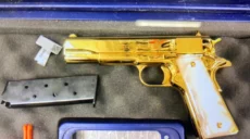 Мала золотий пістолет в багажі. В аеропорту Сіднея заарештували американку