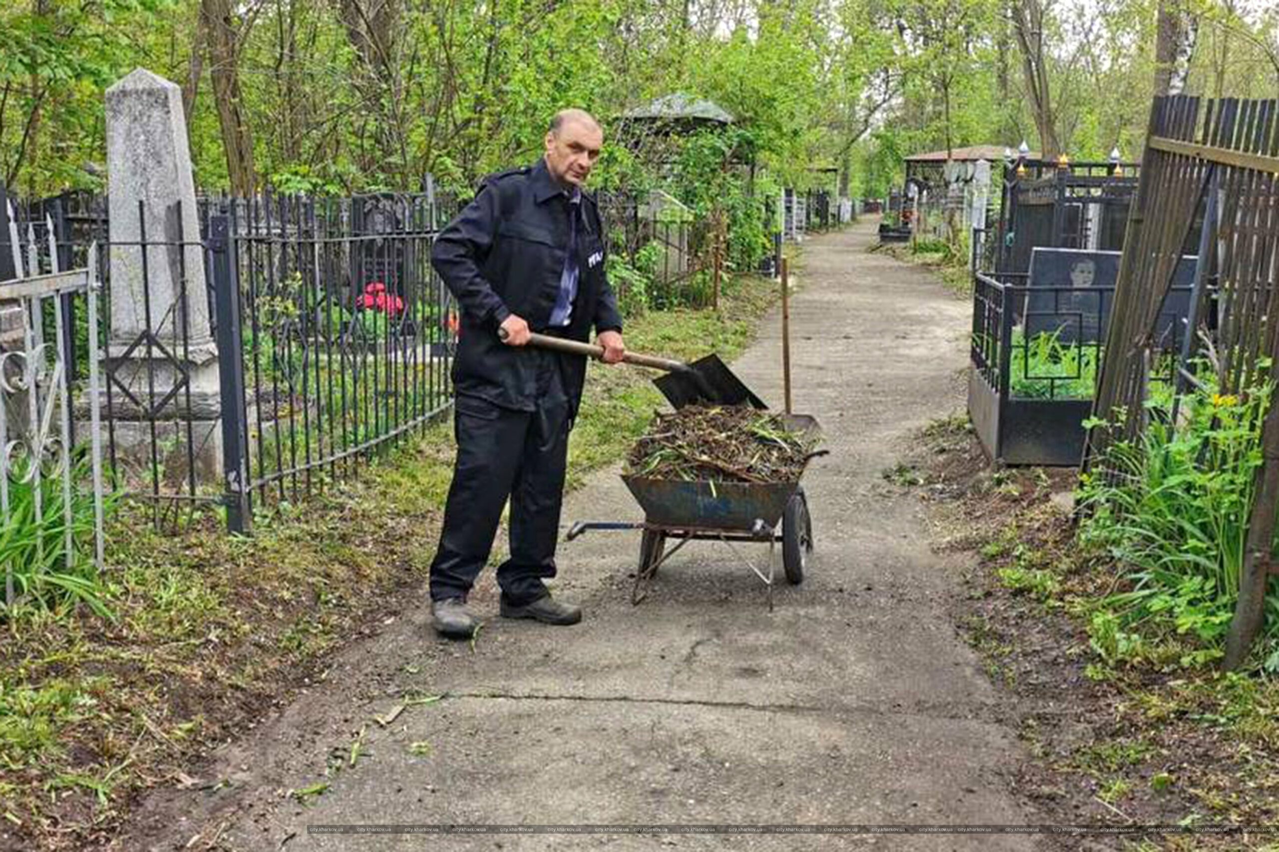 В Харькове наводят порядок на городских кладбищах