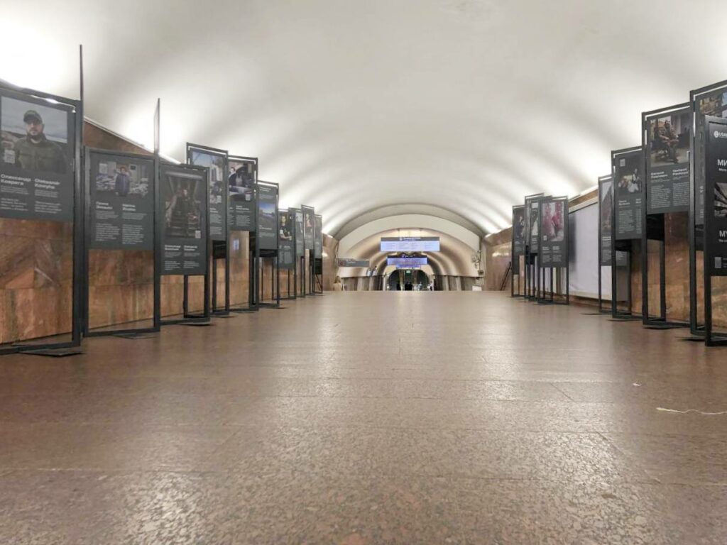 У метро Харкова відкрилася виставка Героїв міста (фото)