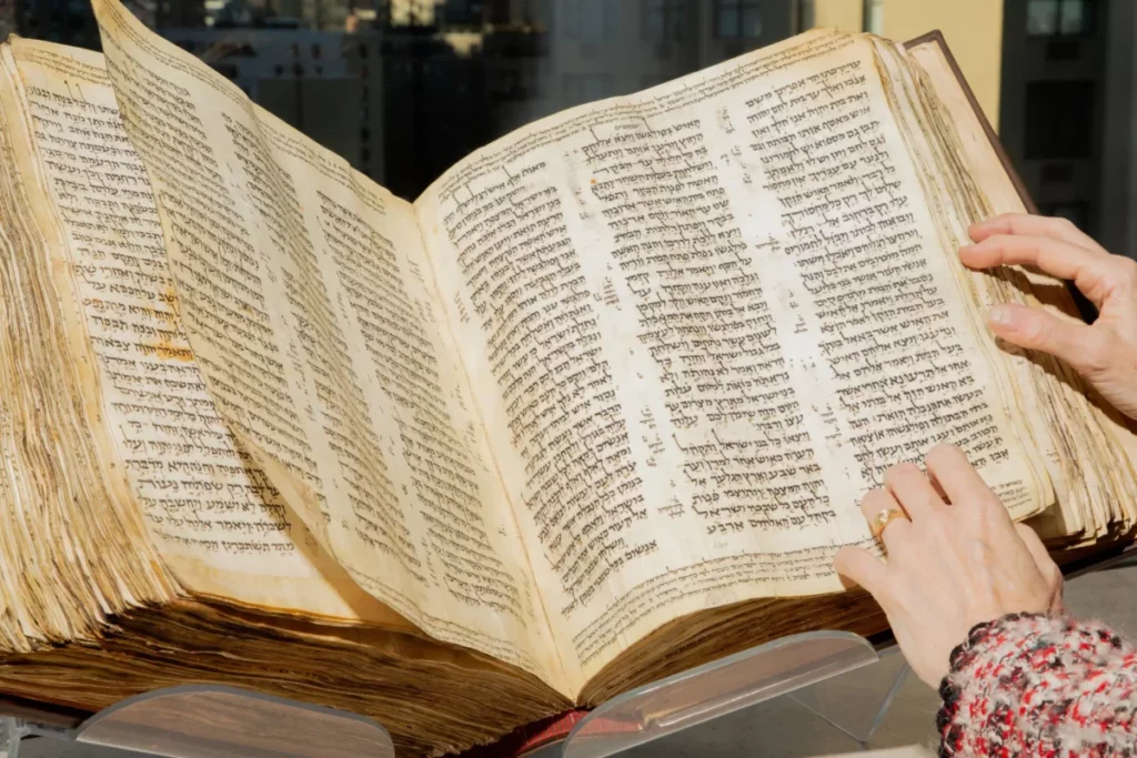 Самую старую Библию на иврите продали на аукционе Sotheby’s за $38,1 миллиона