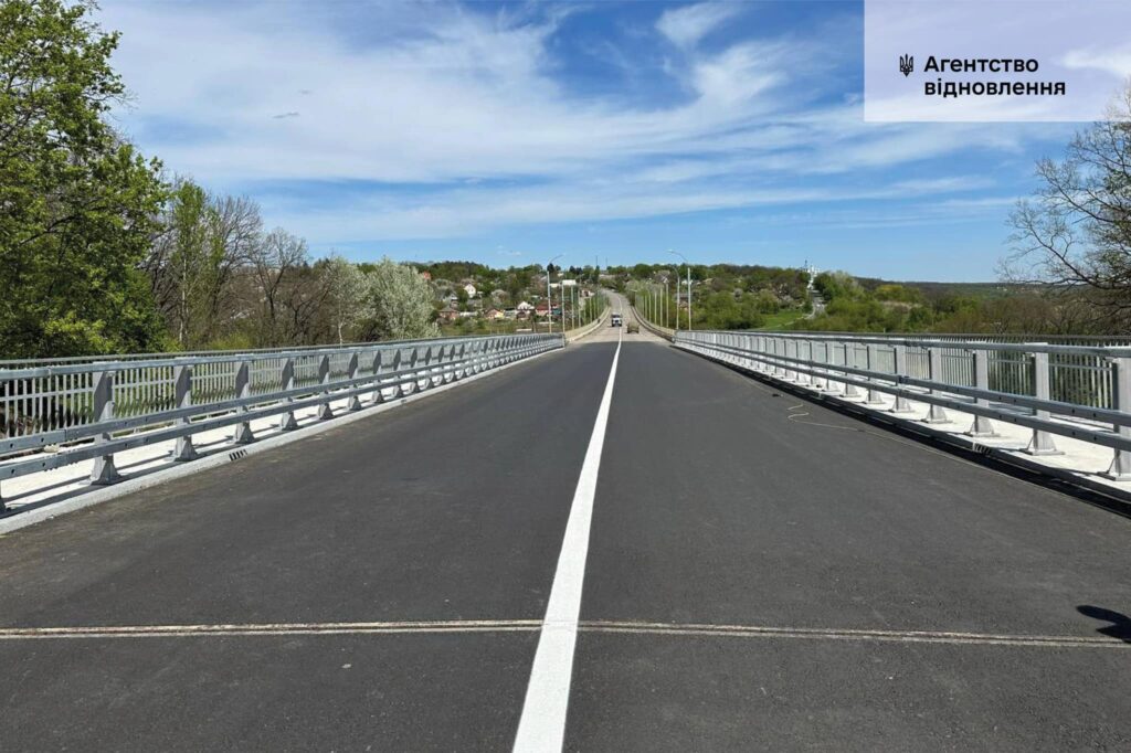 Разрушенный мост под Чугуевом отстроили: доехать в Печенеги стало проще (фото)