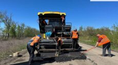На дорозі з Харкова до Вовчанська кладуть новий асфальт (фото)