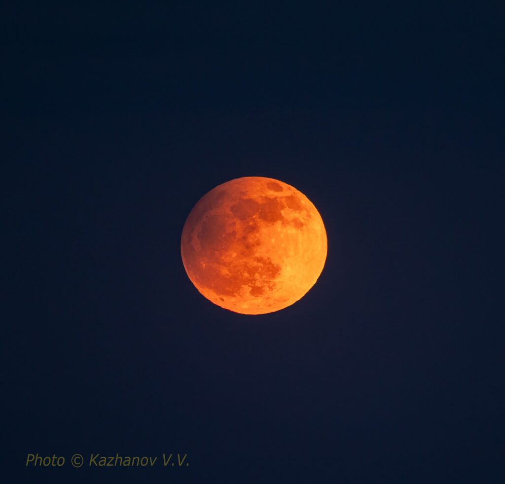 Боролась с тьмой, как Украина: харьковский астроном снял затмение Луны (фото)