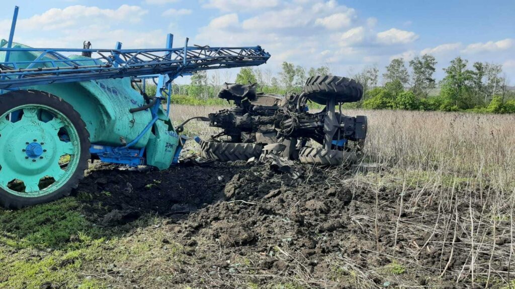 На Харківщині трактор наїхав на міну, водія шпиталізували (фото)