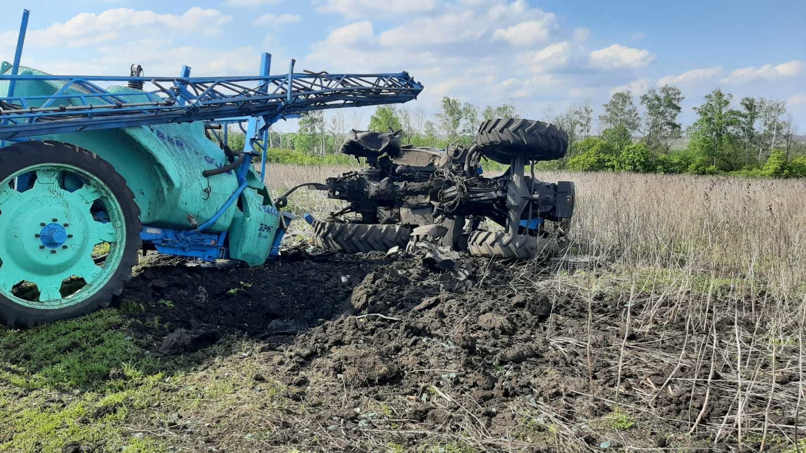 На Харьковщине трактор наехал на мину, водителя госпитализировали (фото)