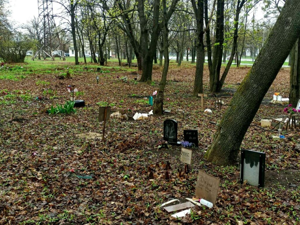 В Харкові у сквері виявили стихійний цвинтар тварин (фото)