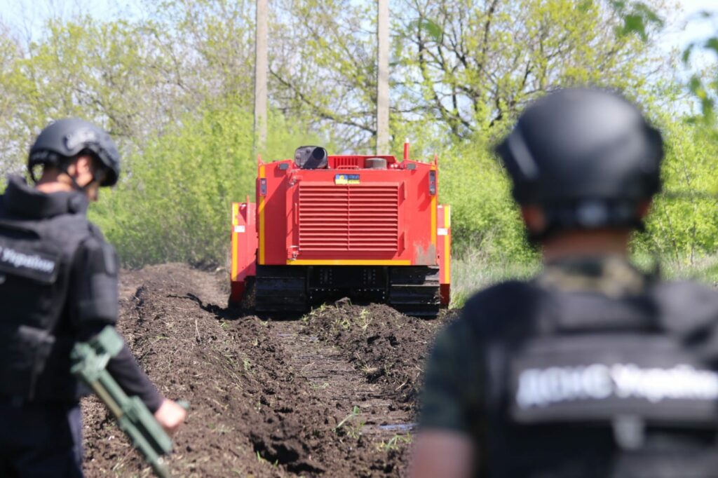 Розміновує та розпушує: полями Харківщини їздить машина від філантропа зі США