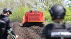 Розміновує та розпушує: полями Харківщини їздить машина від філантропа зі США