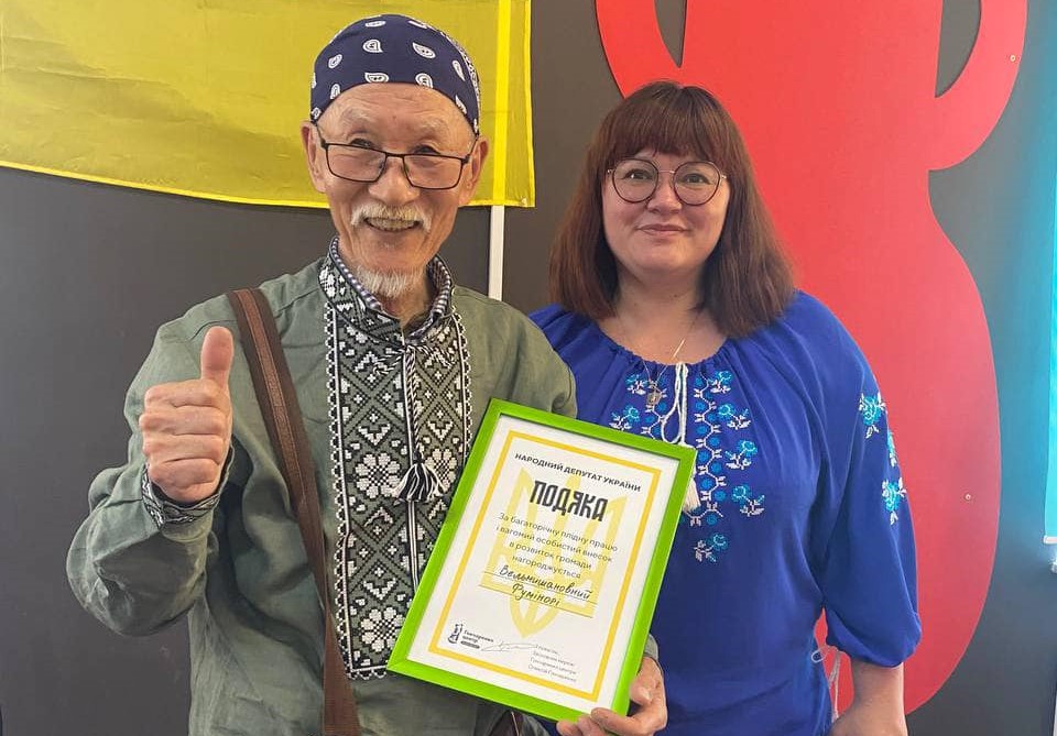 Японцу-волонтеру Фуминори, переехавшему в Харьков, подарили вышиванку (видео)