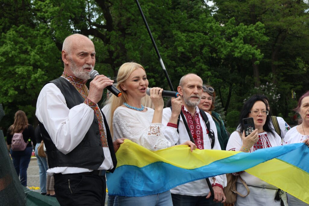 У Харкові обгорнули “вишиванкою” Шевченка і робили обереги для Херсона (фото)