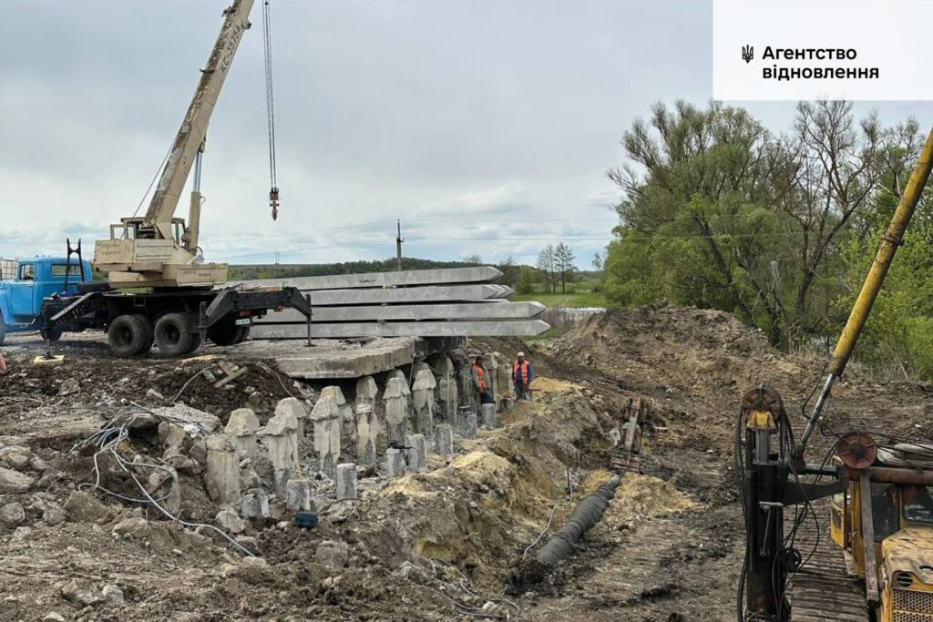 На Харківщині відновлюють п’ятий міст, зруйнований обстрілами (фото)