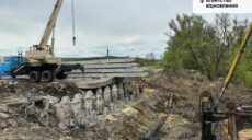 На Харьковщине восстанавливают пятый мост, разрушенный обстрелами (фото)