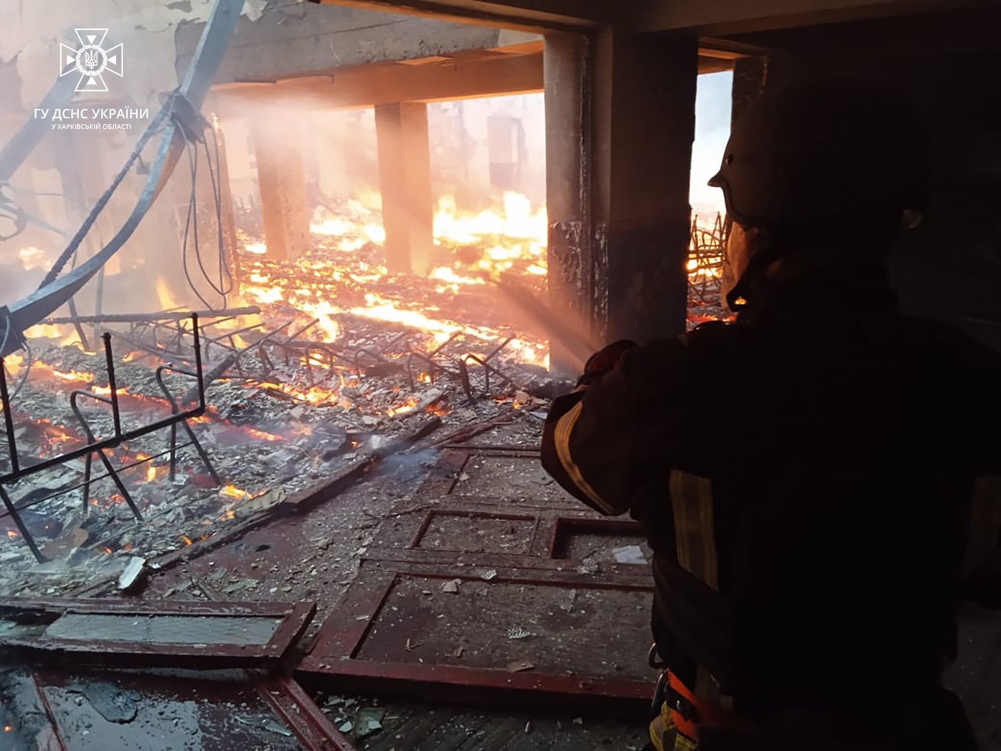 На Харківщині через обстріли горіли школа та будівля культури – ДСНС (фото)