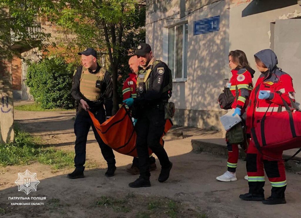 В Харькове патрульные вызволили беспомощную женщину из квартиры