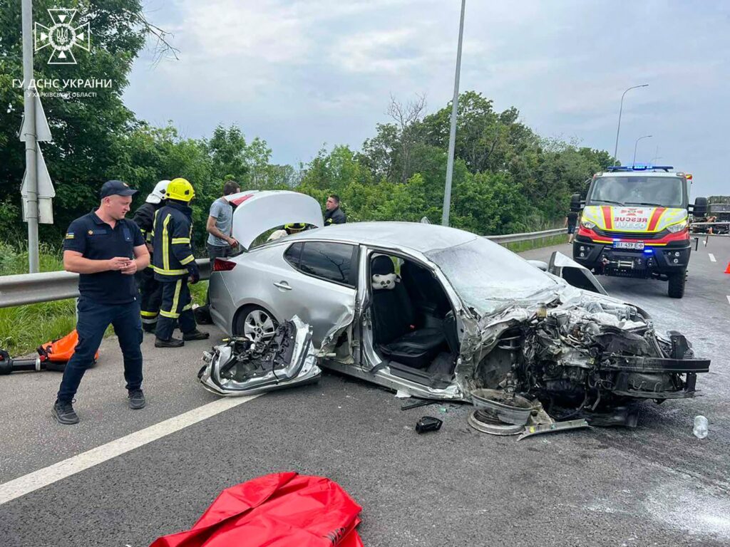 Зіткнення KIA та вантажівки на Харківщині: постраждали жінка та дитина (фото)