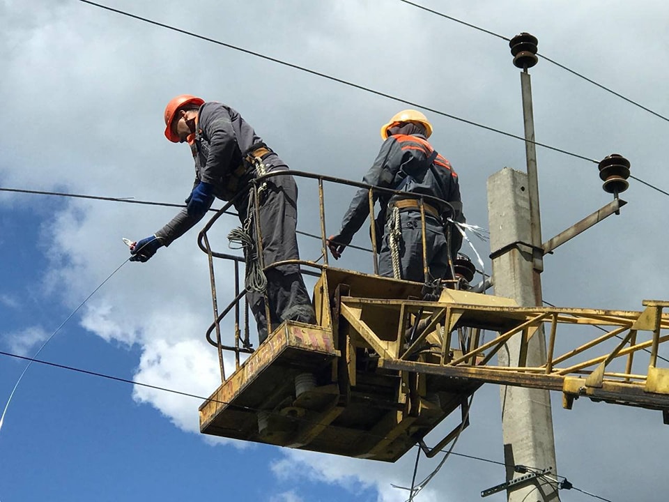 На Харківщині знайшли три мінних поля, поки відновлювали світло у трьох селах