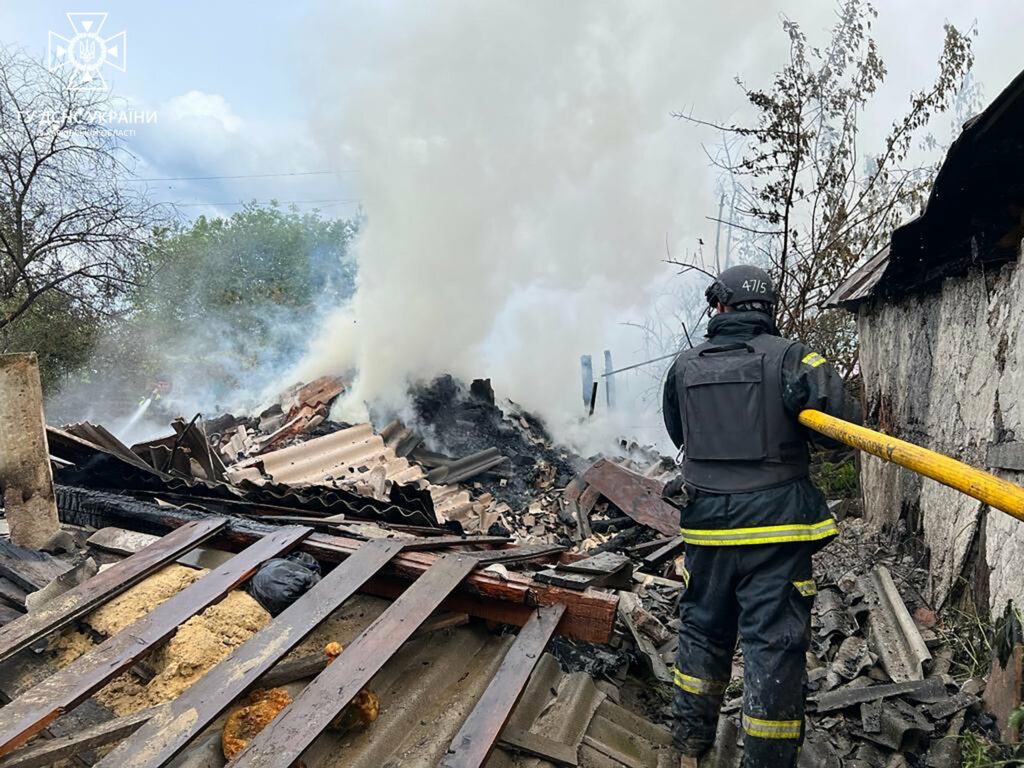 Потужний артобстріл спричинив масштабну пожежу на Чугуївщині – ДСНС (фото)