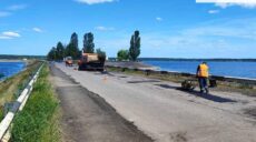 На Харьковщине взялись латать ямы на «важнейшей дороге» (фото)
