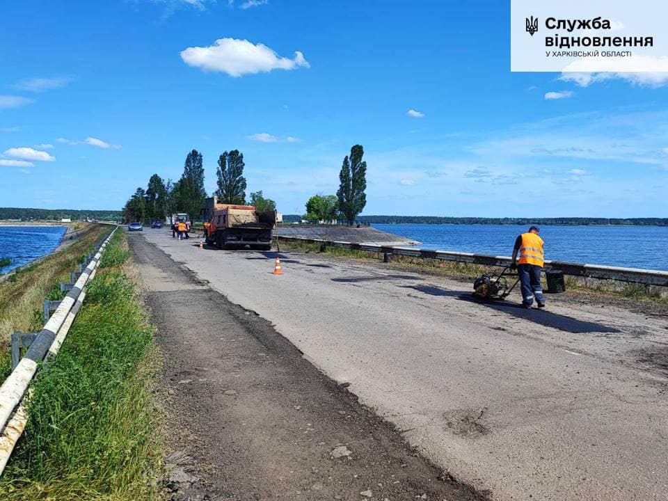 На Харківщині взялися латати ями на “надважливій дорозі” (фото)