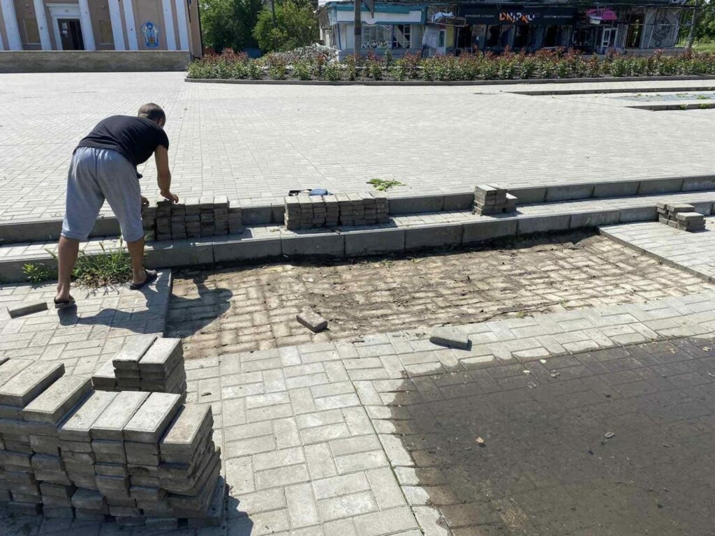 В Изюме ремонтируют разбитое обстрелами покрытие центральной площади