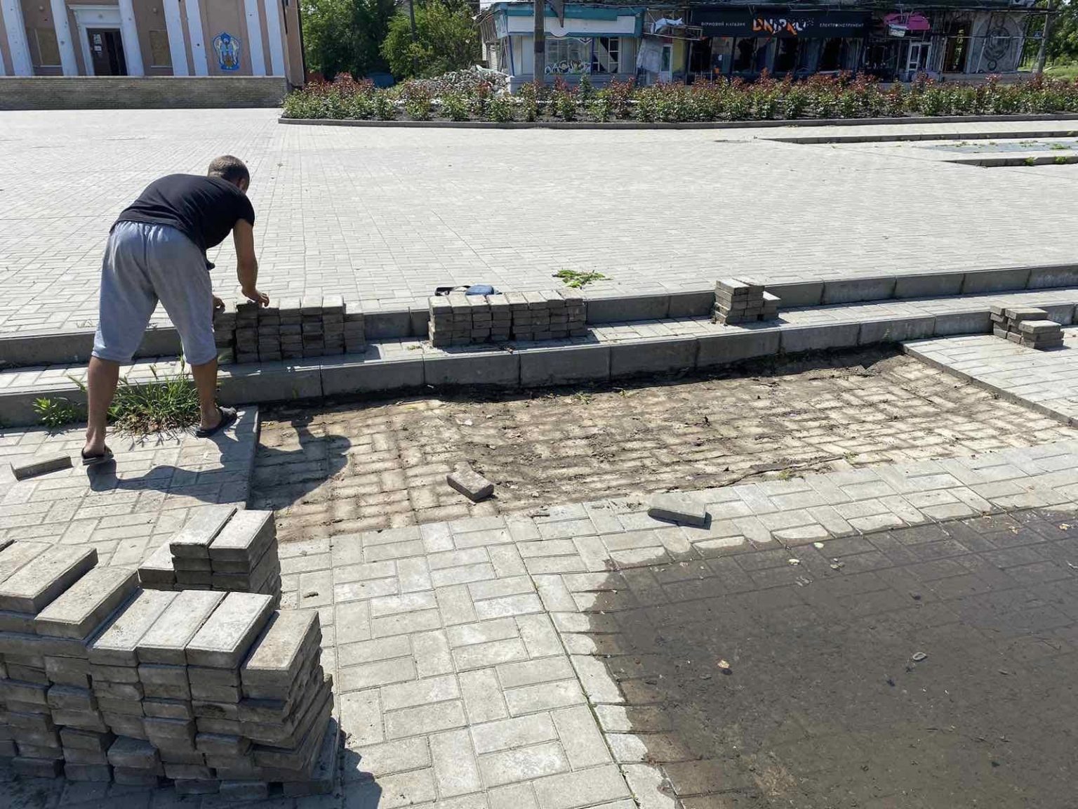 В Ізюмі ремонтують розбите обстрілами покриття центральної площі