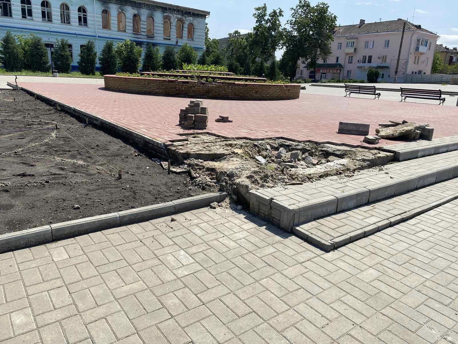 Восстановление центральной площади Изюма проводят коммунальники