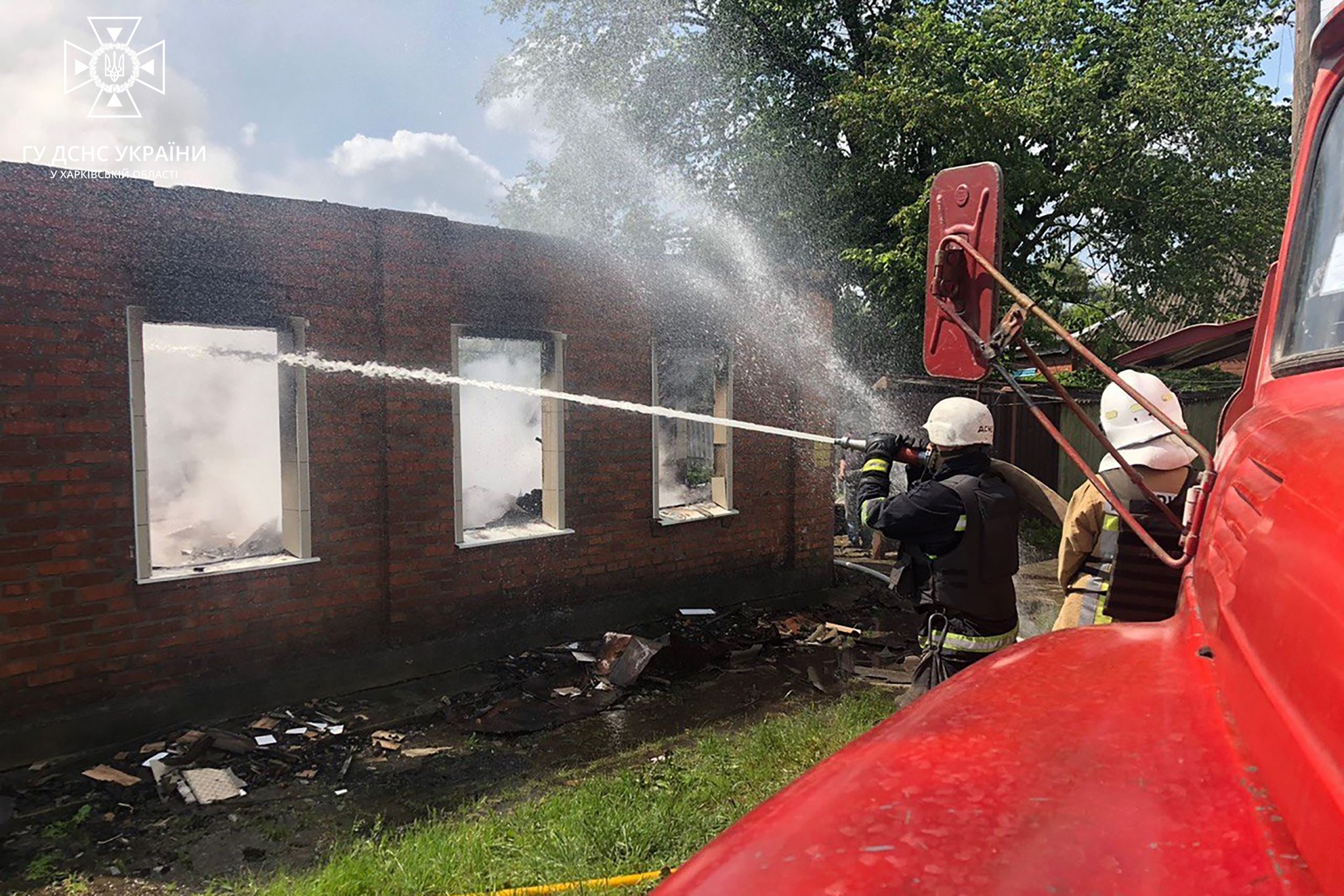 У Вовчанську внаслідок обстрілу РФ загорівся житловий будинок – ДСНС (фото)