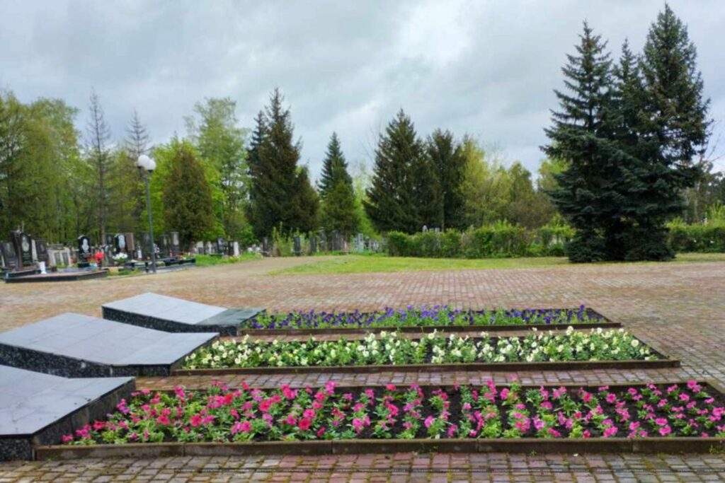 В Харькове продолжается благоустройство мемориальных комплексов и кладбищ