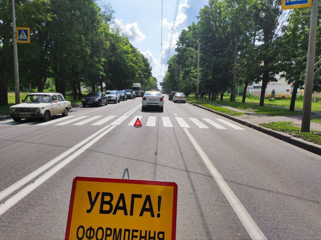 На проспекте Героев Харькова — ДТП: водитель сбил женщину на переходе (фото)