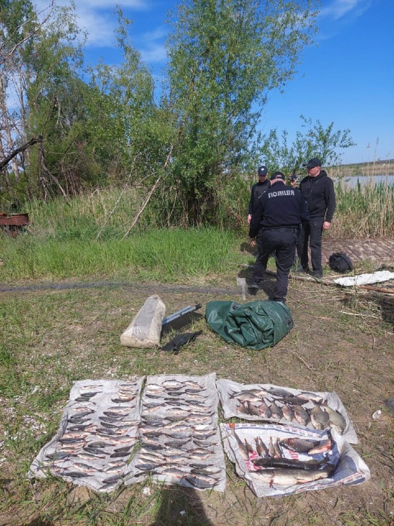На Харьковщине поймали мужчину, который сетями ловил рыбу во время нереста