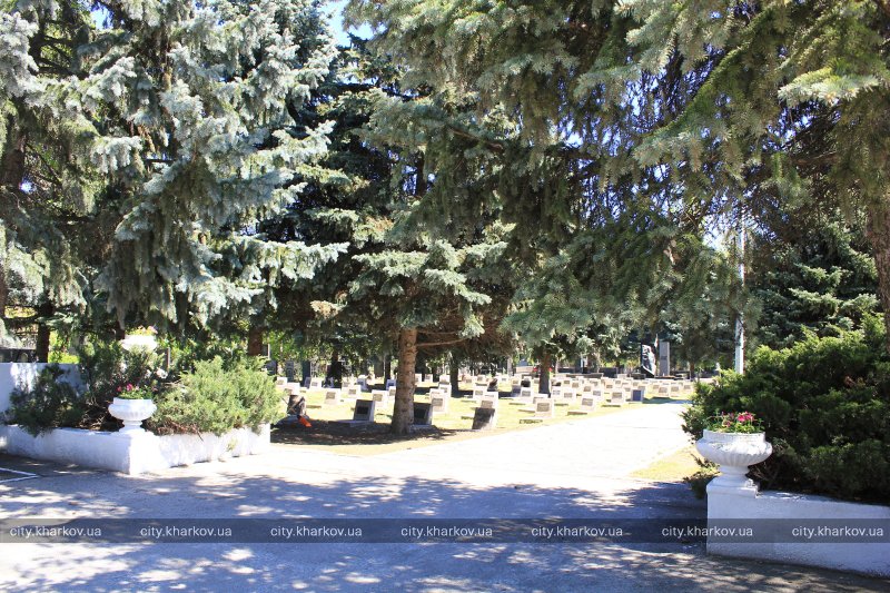 В Харькове наводят порядок на городских кладбищах 4