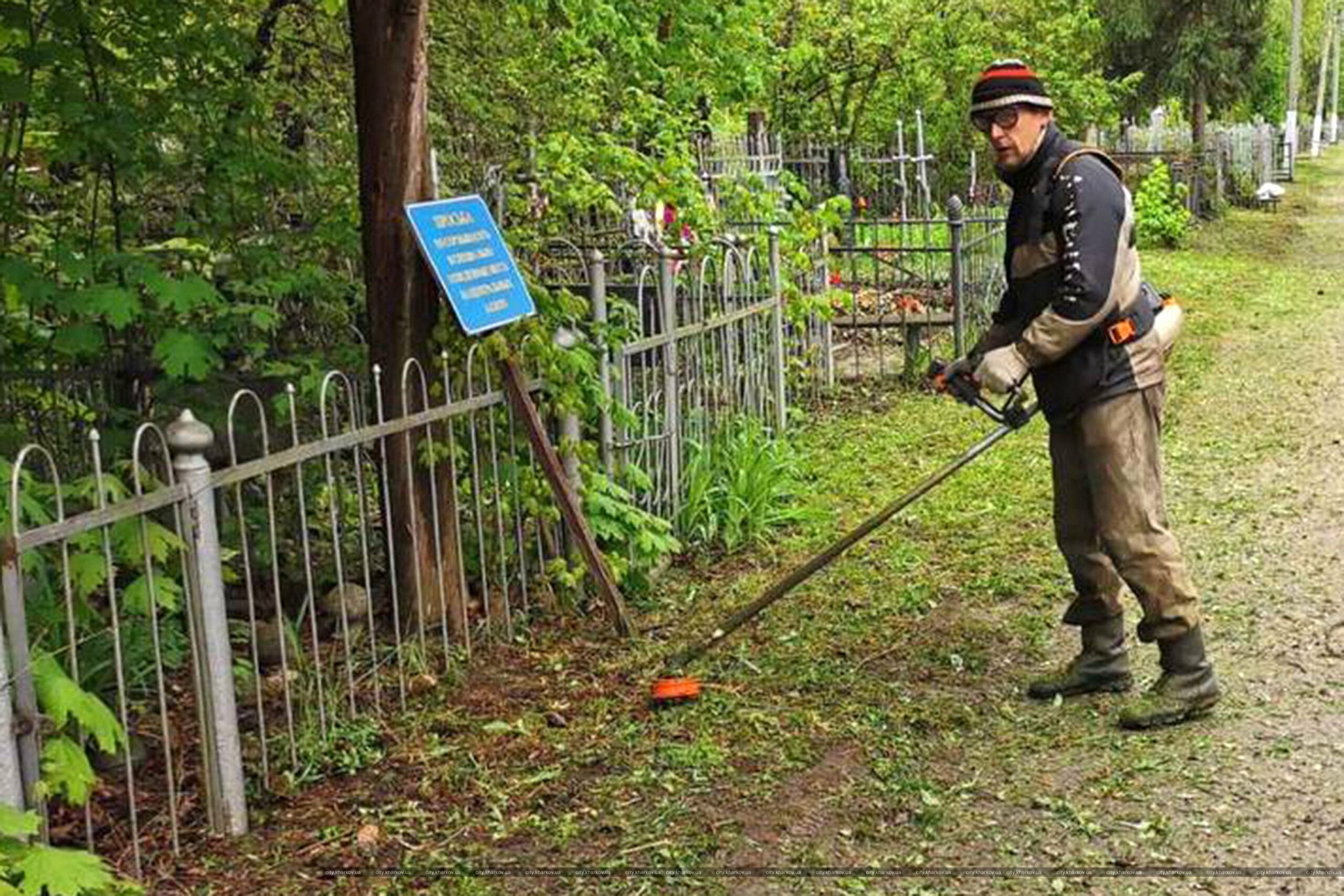 В Харькове наводят порядок на городских кладбищах 2