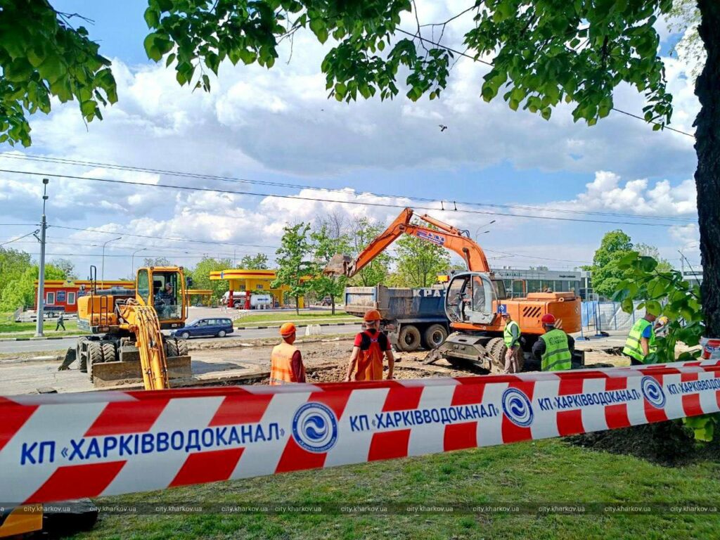 «Харьковводоканал» устраняет аварию на проспекте Гагарина
