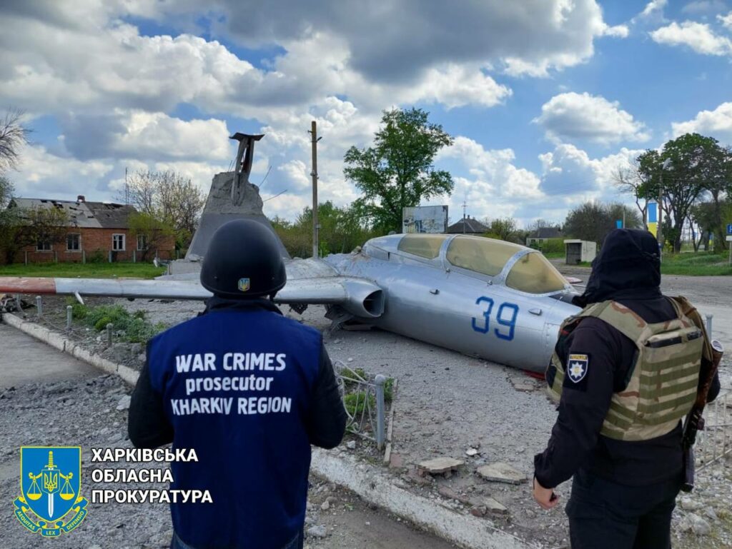 В Волчанске из-за обстрела уничтожен самолет-памятник — прокуратура (фото)