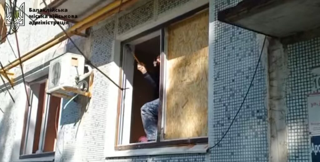 Ракетний удар по Балаклії: у місті вже закривають вікна, що вилетіли (відео)