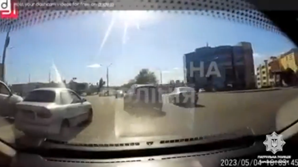 В Харькове пьяный водитель совершил ДТП и убегал от полиции (видео)